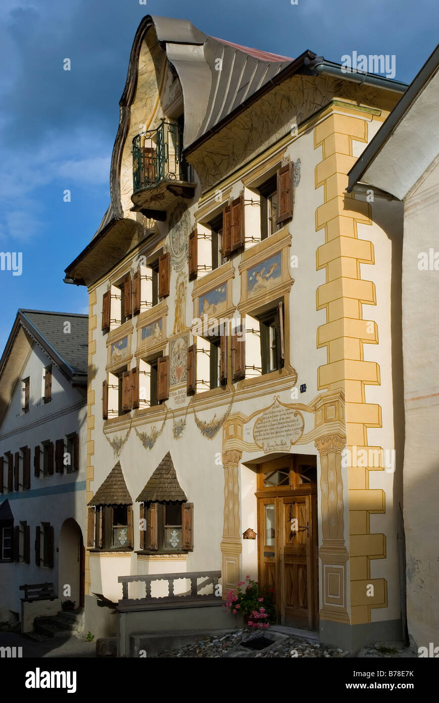 Wohnhaus mit Sentner Gable und Sgraffito, Schmuck, geschickt, untere Engadin, Kanton Graubündens, der Schweiz, Europa Stockfoto