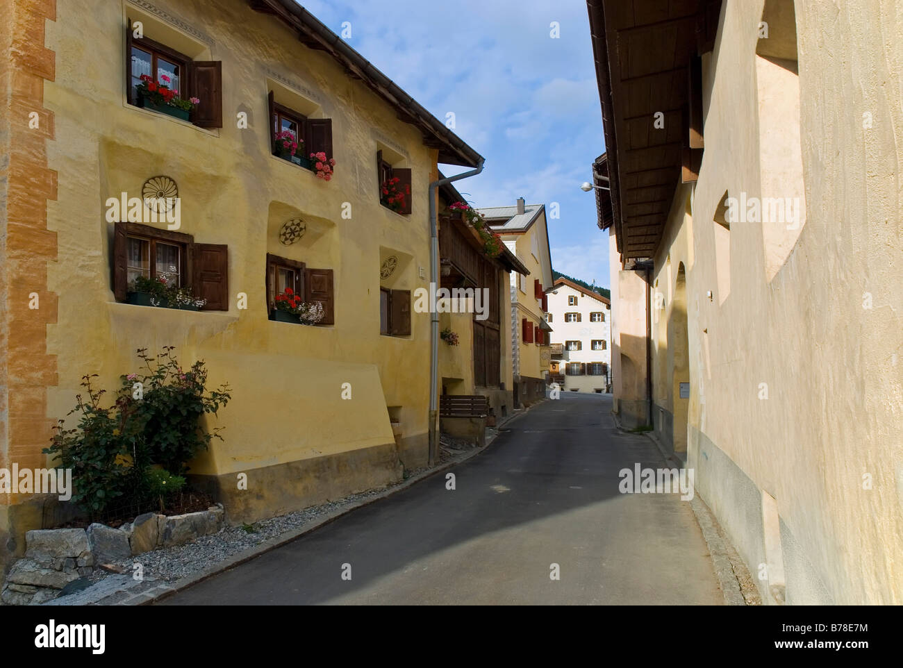 Straße in gesendet, untere Engadin, Kanton Graubündens, der Schweiz, Europa Stockfoto