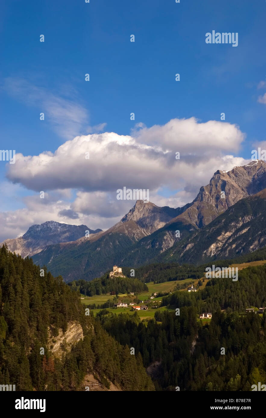 Das Unterengadin Dolomitenlandschaft mit Tarasp und Schloss Tarasp, Unterengadin, Kantons Graubündens, der Schweiz,-Euro Stockfoto