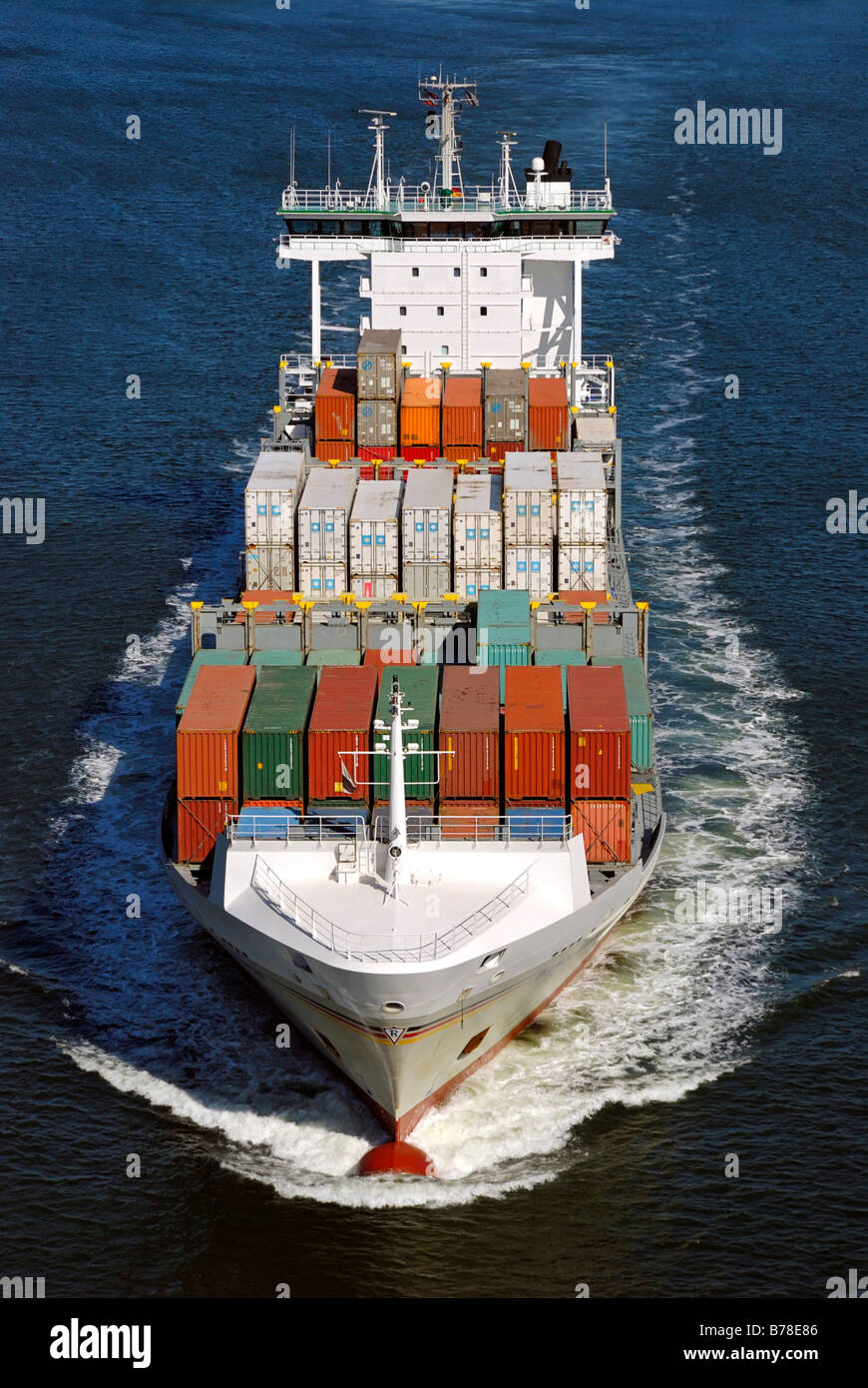 Containerschiff mit vollem Speerlauf auf dem Nord-Ostsee-Kanal, Kiel, Schleswig-Holstein, Deutschland, Europa Stockfoto
