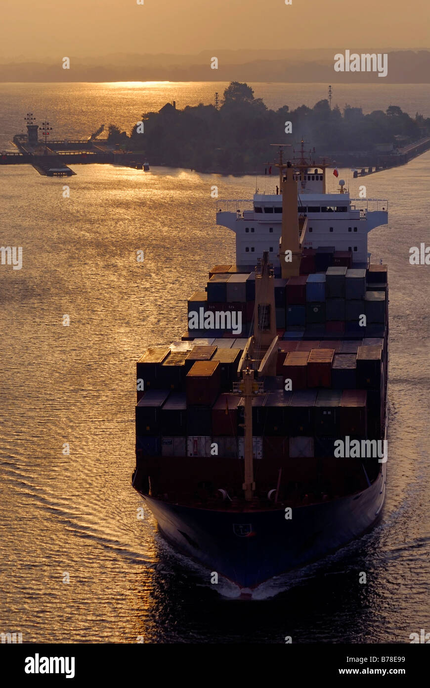 Container schiff Verlassen der Holtenauer Schleuse bei Sonnenaufgang, Kiel, Schleswig-Holstein, Deutschland, Europa Stockfoto