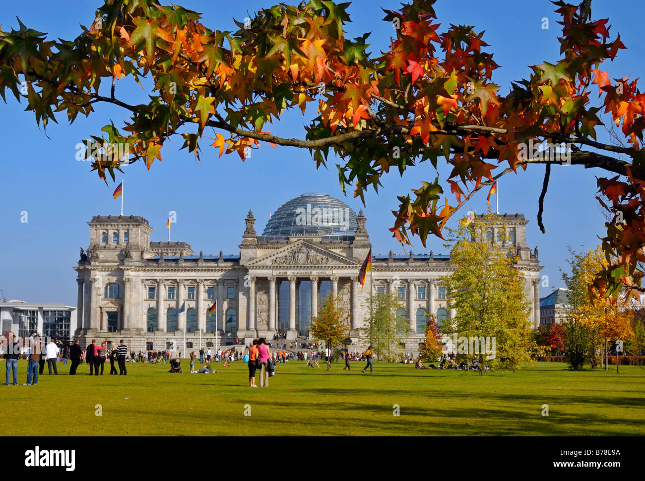 Touristen vor dem Reichstagsgebäude im Herbst, Sitz des Deutschen Bundestages, Regierungsbezirk, Bezirk Mitte, Berlin, Stockfoto