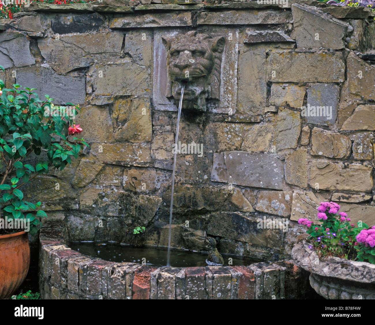 LIONHEAD WAND BRUNNEN SET IN STONE WALL Stockfoto