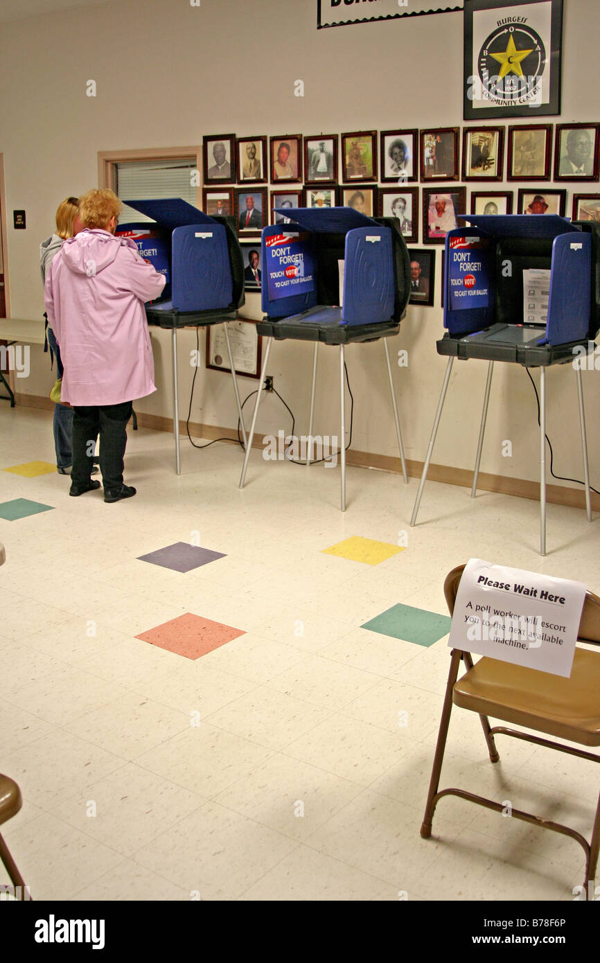 Frau am Wahlmaschine Murrells Inlet South Carolina Stockfoto
