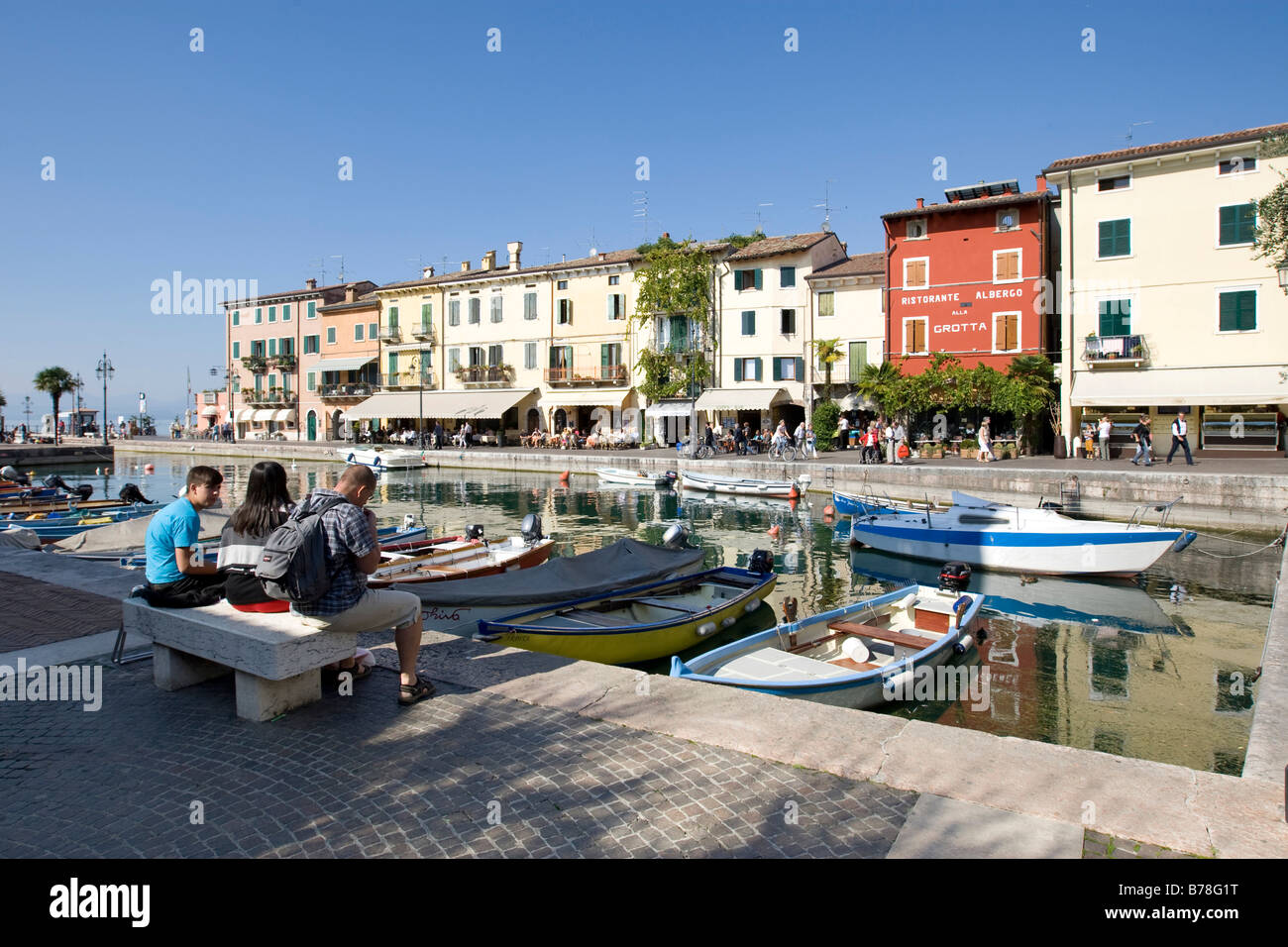 Boote im Hafen entlang der Via Fontana, Lazise, Gardasee, Lago di Garda, Lombardei, Italien, Europa Stockfoto