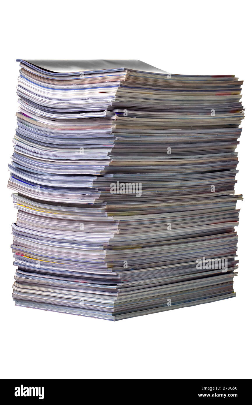 Ein Stapel Zeitschriften isoliert auf weißem Hintergrund Stockfoto