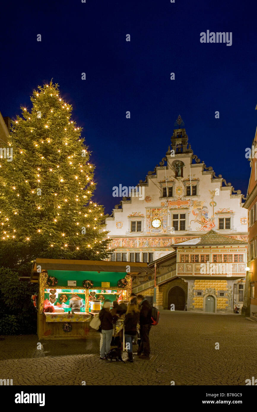 Advent, Weihnachtsbaum vor dem alten Rathaus in der Nacht in Lindau, Bodensee, Bayern, Deutschland Stockfoto