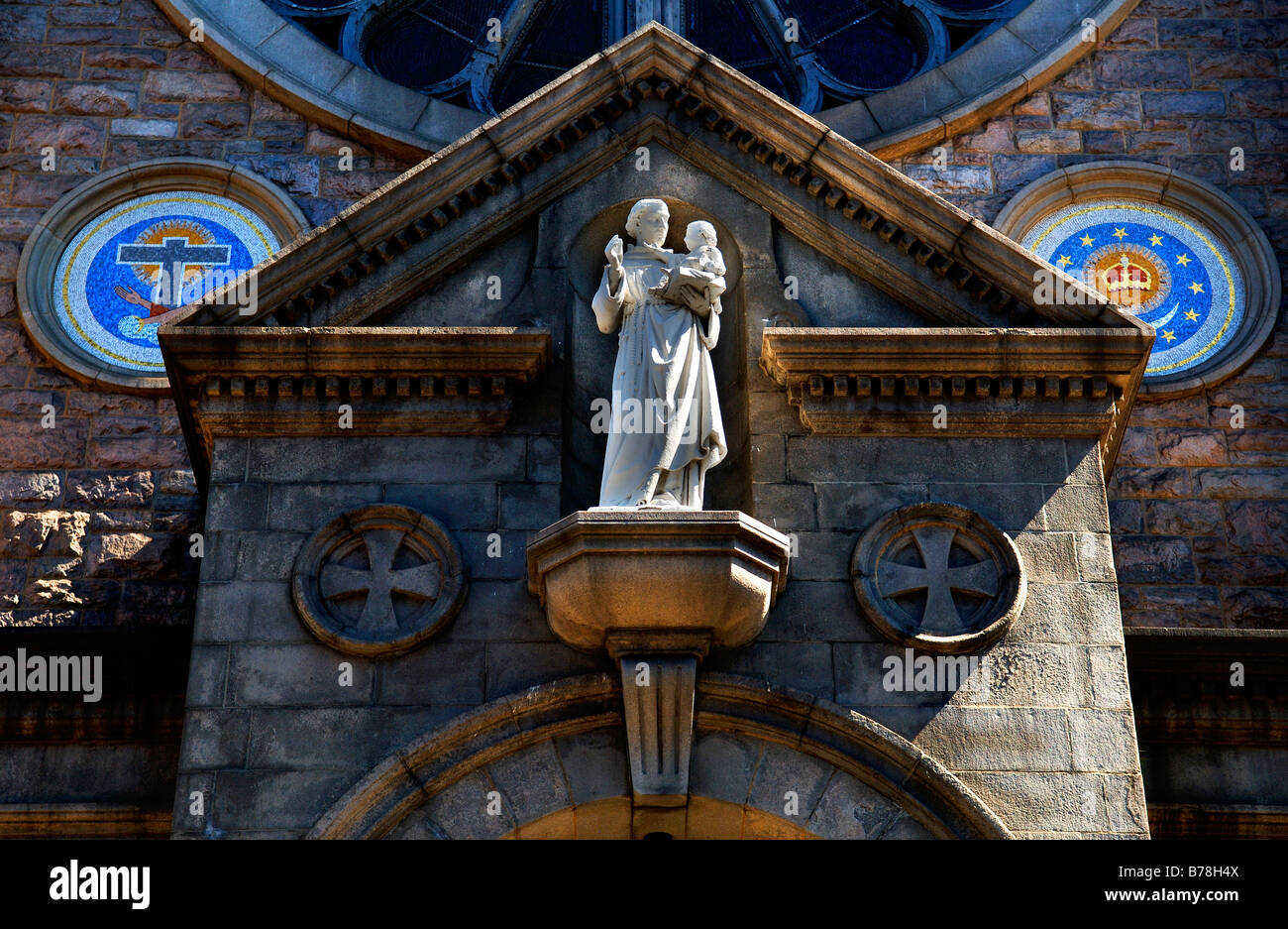 Weiße Figur eines Heiligen am Eingang der St. Antonius von Padua Kirche, New York City, USA Stockfoto