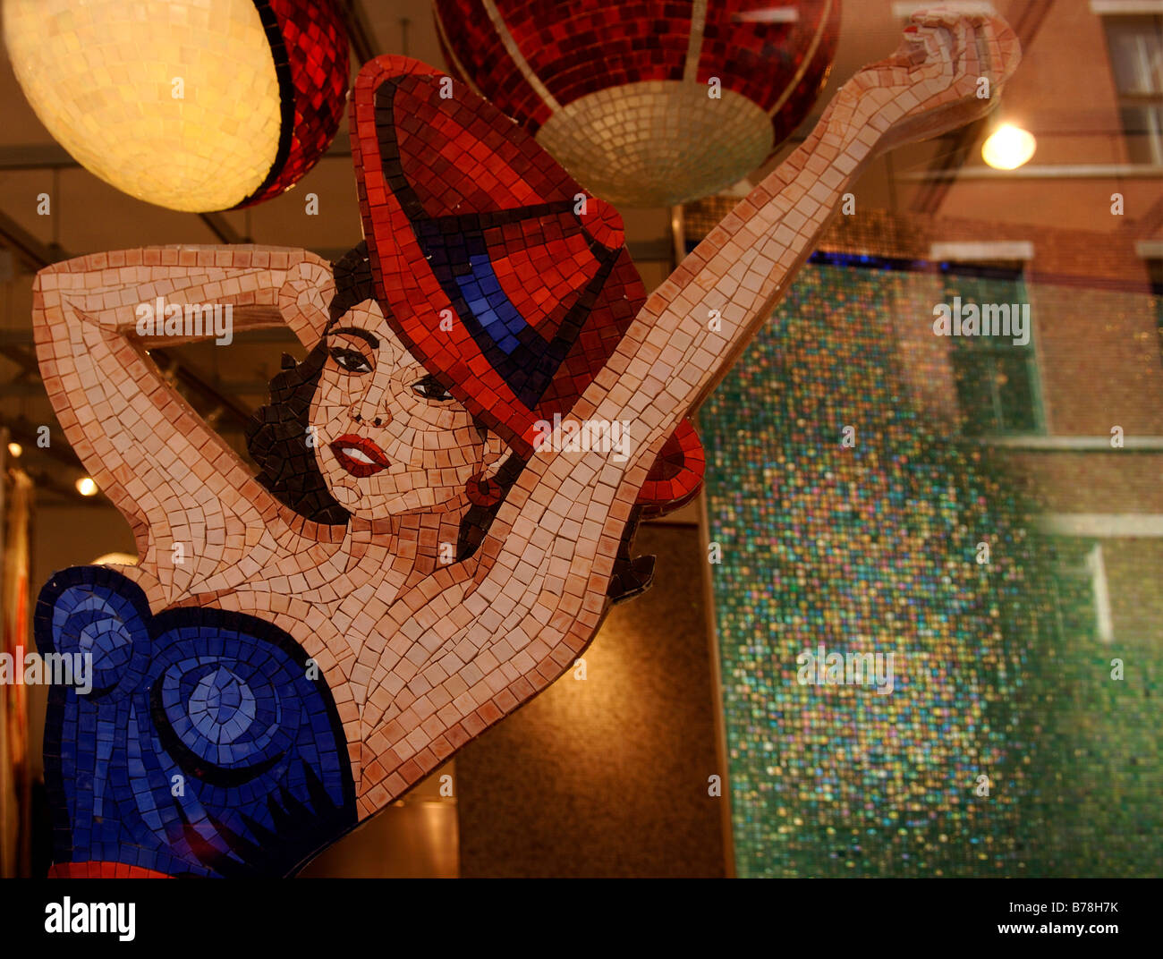 Abbildung einer Frau gemacht der Mosaiksteine in einem Kachel-Shop, New York City, USA Stockfoto
