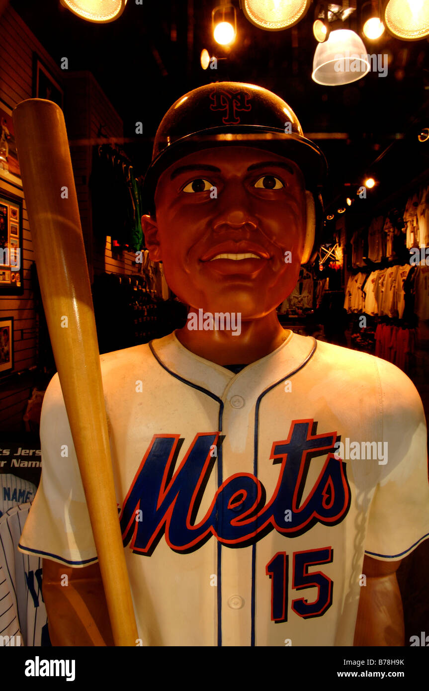 Baseball-Figur in einem Sportgeschäft, New York City, USA Stockfoto