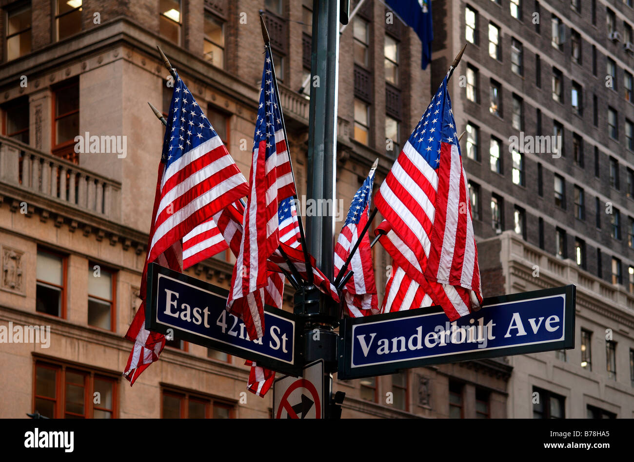 US-Fähnchen hängen von einem Laternenpfahl, New York City, USA Stockfoto