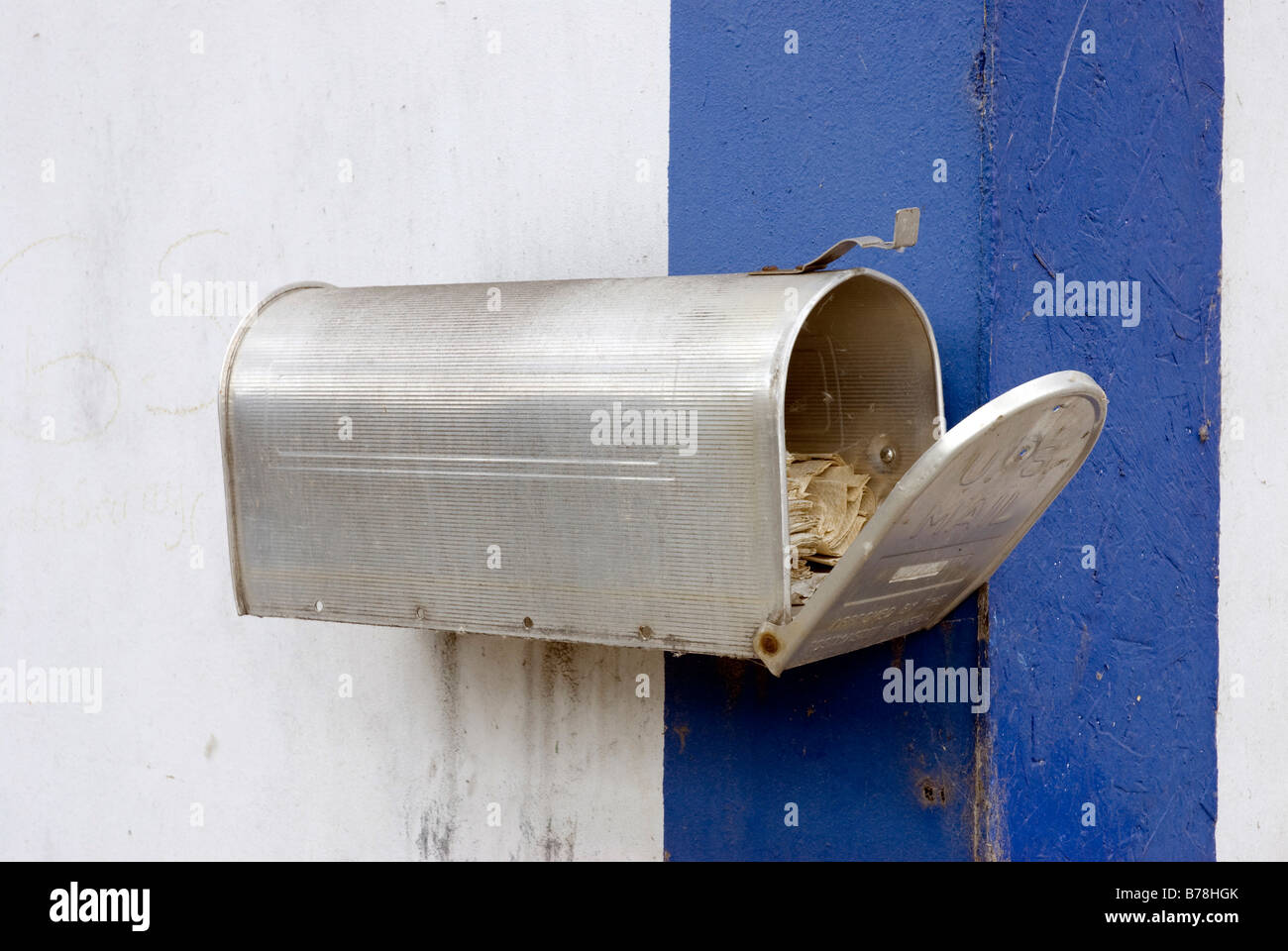Briefkasten an Wand, Nahaufnahme Stockfoto