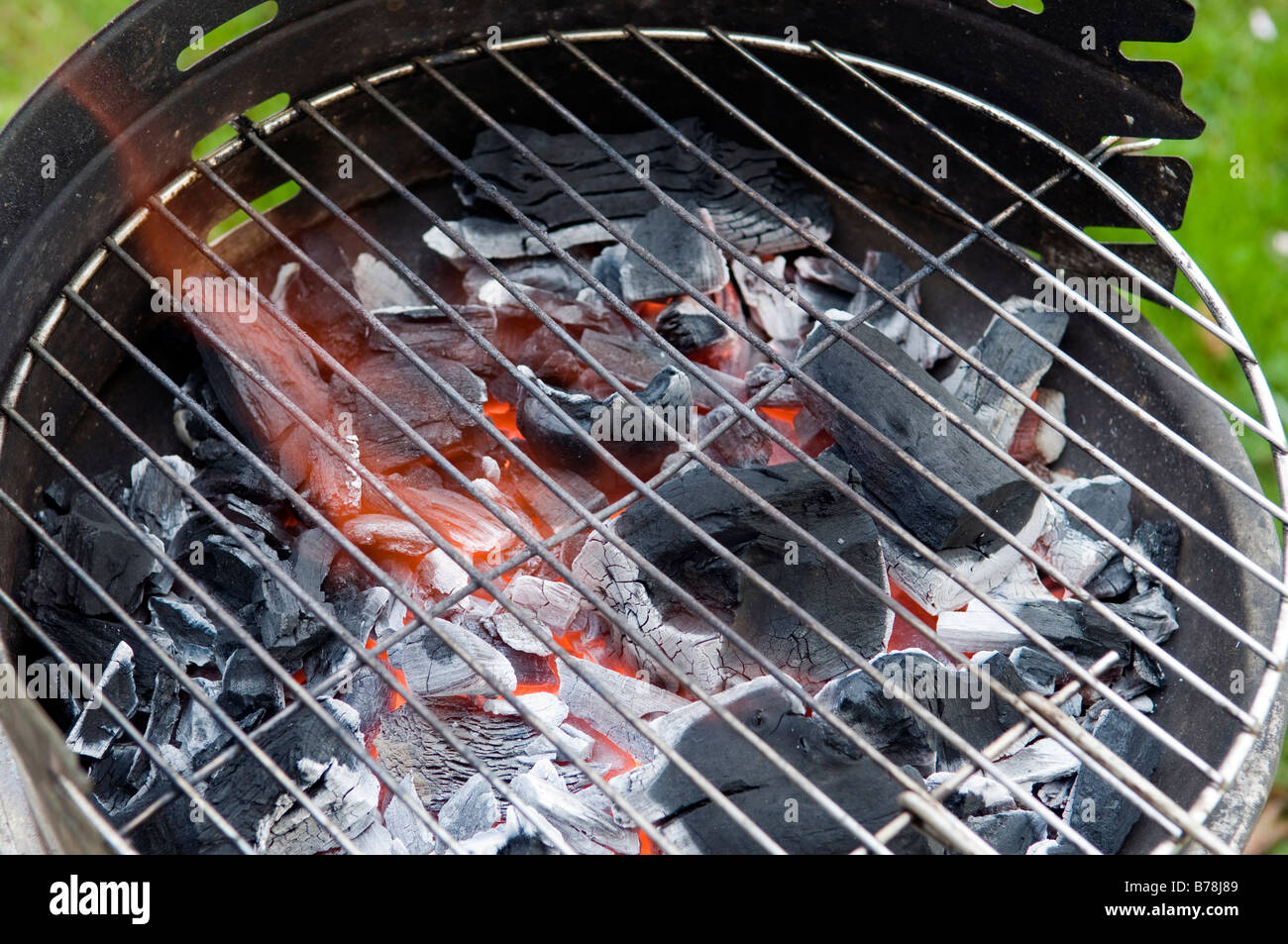 Brennenden Grill Holzkohle Stockfoto