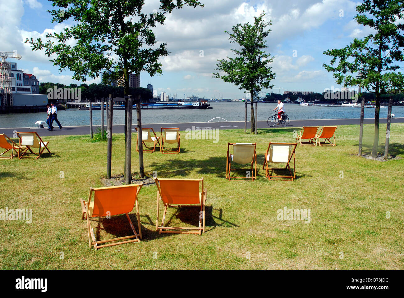 Liegestühle mit Blick auf den Hafen von Koninginnenhoofd, Wilhelminapier, Rotterdam, Zuid-Holland, Niederlande, Europa Stockfoto
