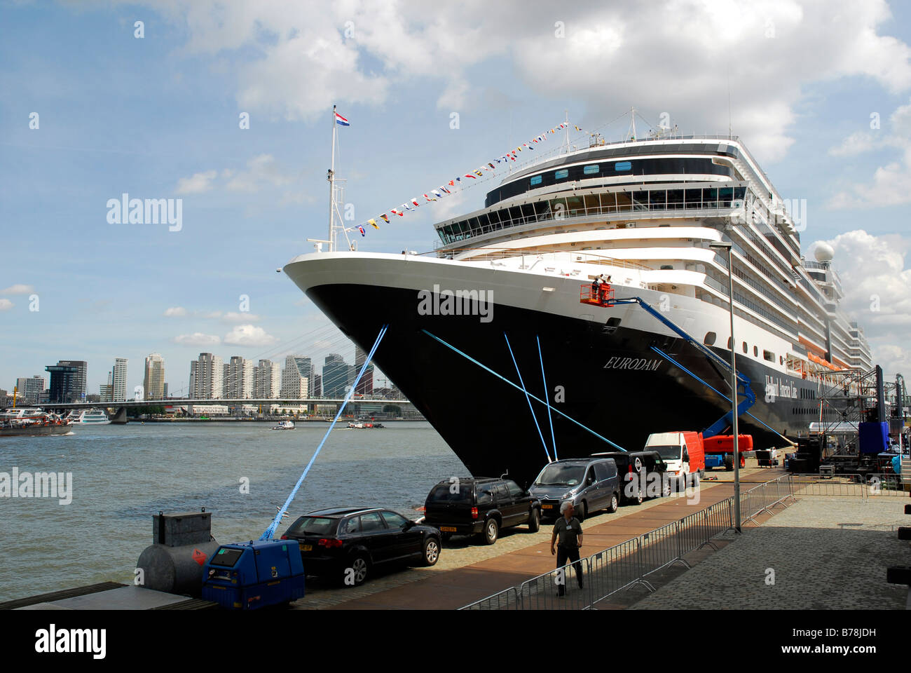 Das neue Kreuzfahrtschiff MS Eurodam aus Holland-Amerika-Lijn, HAL, am Wilhelminapier Kreuzfahrt-Terminal, Rotterdam, Zuid-Holland, th Stockfoto