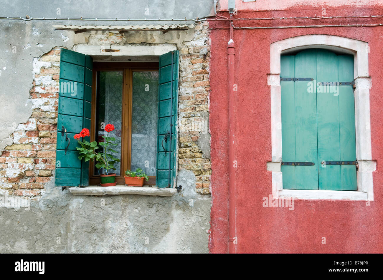 Italien, Venedig, Geranien auf der Fensterbank Stockfoto