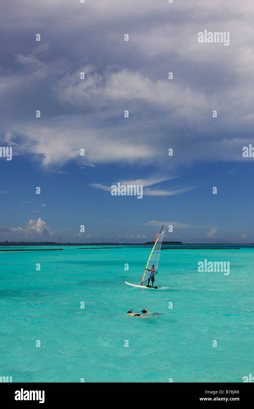 Windsurfer und Schnorchler, Full Moon Resort, Malediven, Indischer Ozean Stockfoto