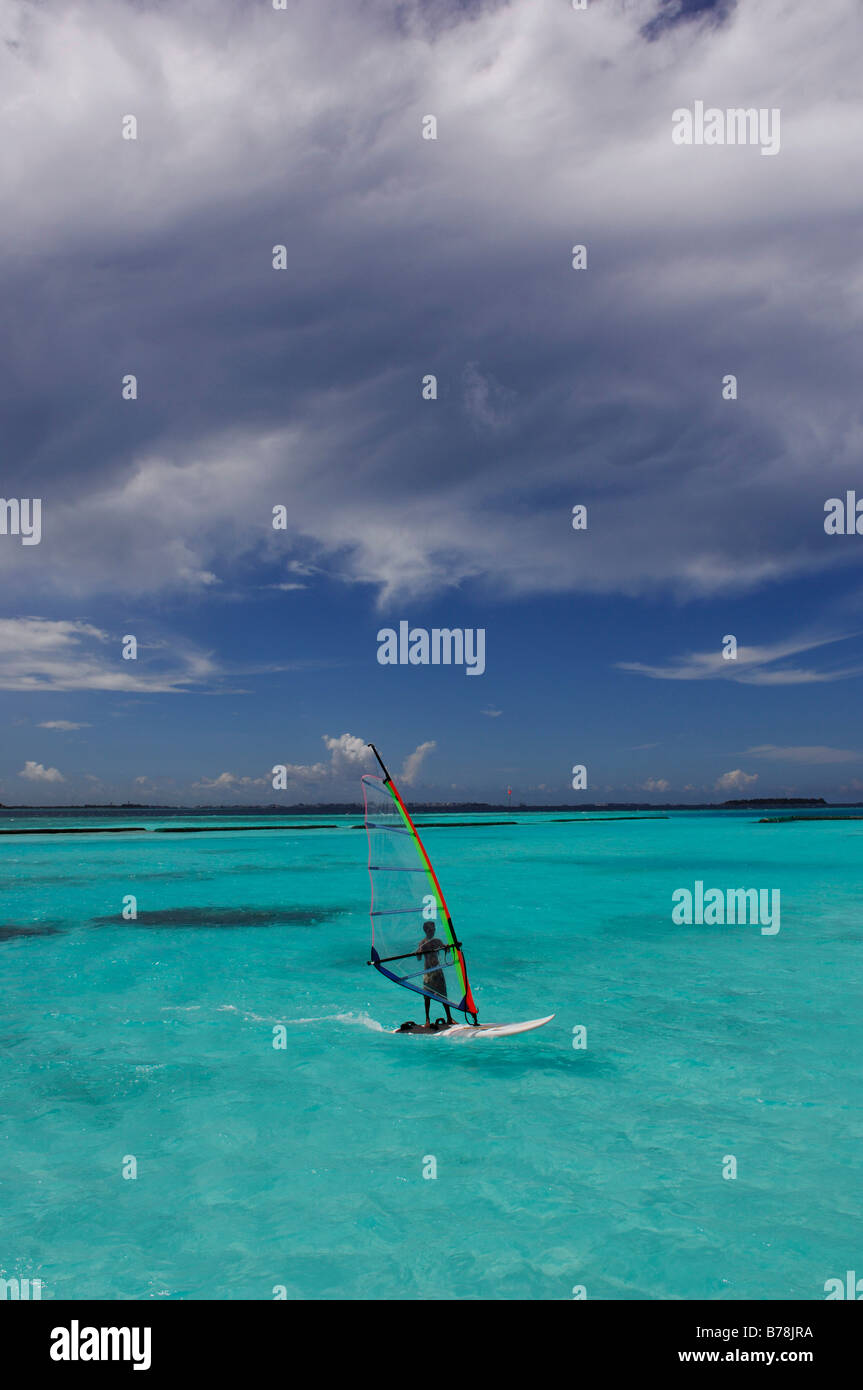 Windsurfer, Full Moon Resort, Malediven, Indischer Ozean Stockfoto