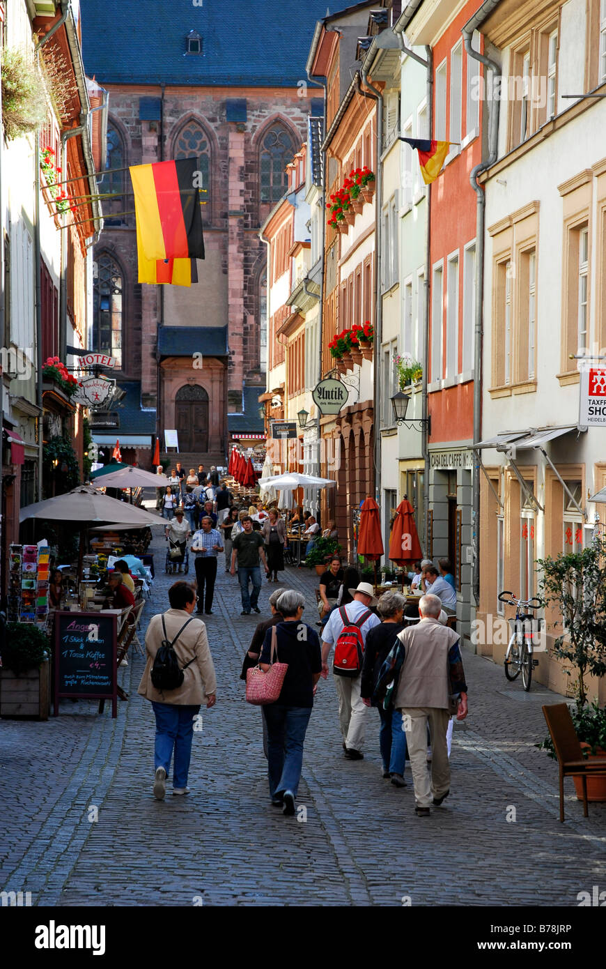 Touristen, die zu Fuß in Richtung der Heiliggeistkirche Kirche, Steingasse Gasse, historische