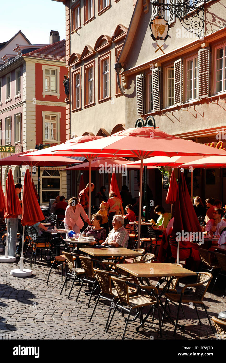 Bar-Café-Restaurant-Terrassen in der Altstadt, im Sommer, Gäste und rote  Sonnenschirme auf dem Marktplatz Square, Heidelberg, N Stockfotografie -  Alamy