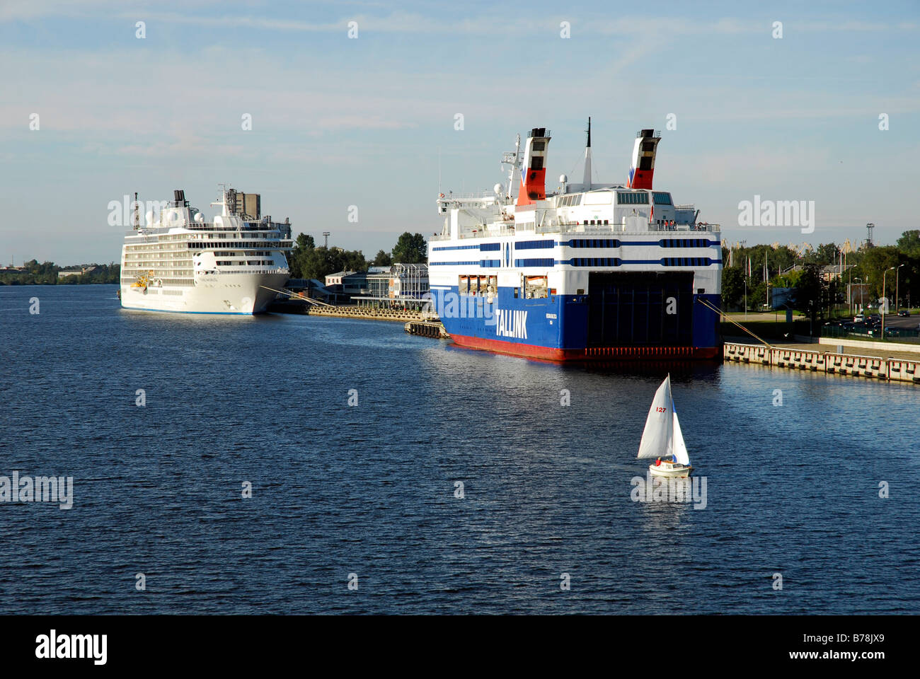 Düna Fluss mit Schiffen, wie aus der Vansu kippt Brücke, Riga, Lettland, Baltikum, Nordosteuropa Stockfoto