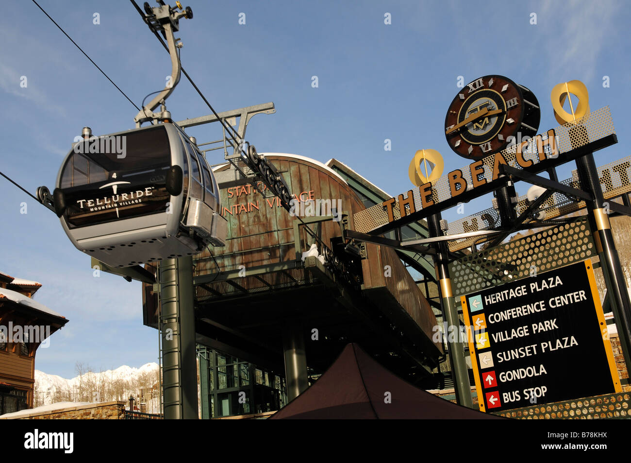 Gondelbahn auf Bergdorf, Skigebiet Telluride in Colorado, USA, Nordamerika Stockfoto