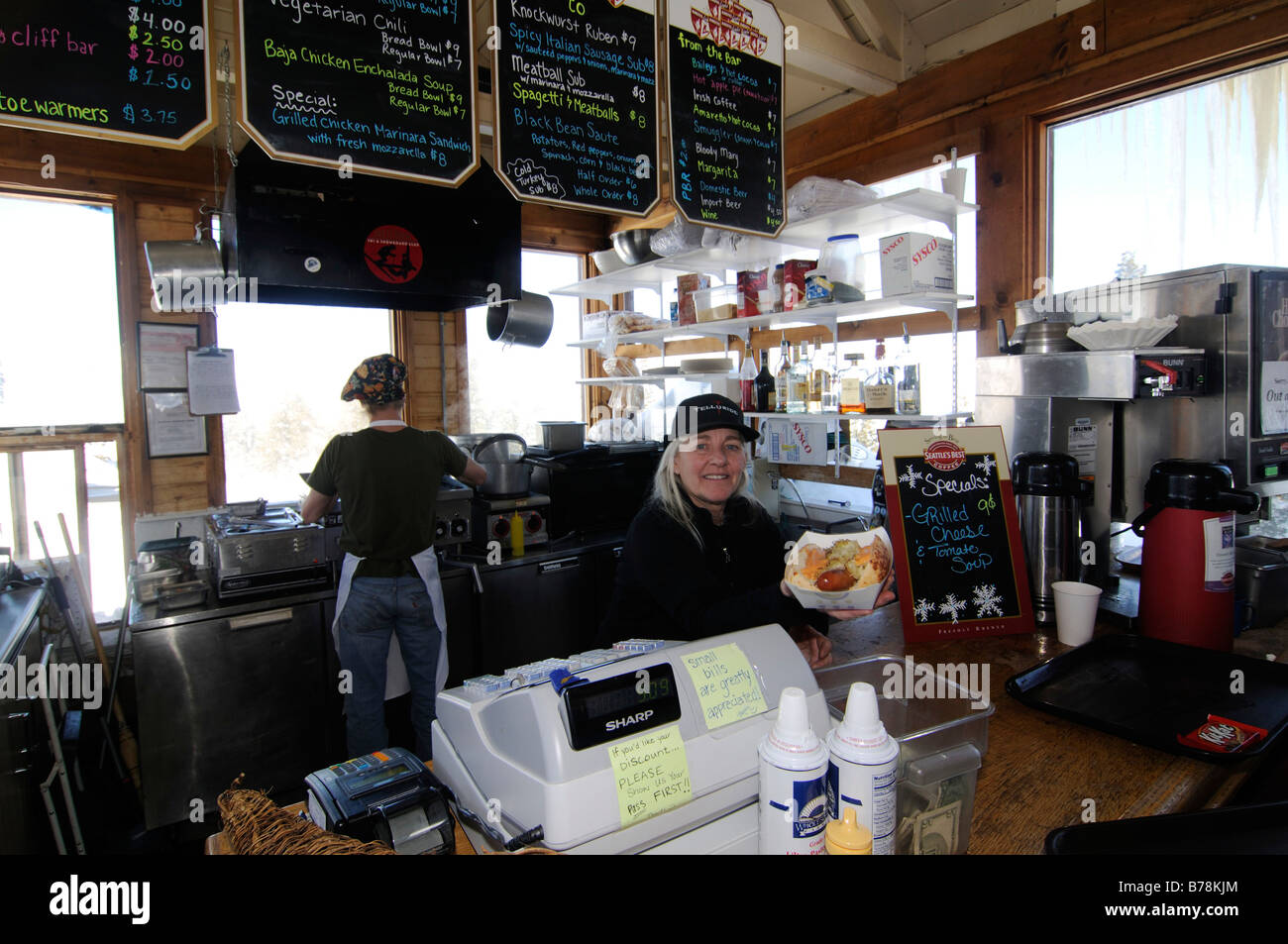 Ski-Fanatiker in Guiseppes Restaurant, Black Iron Bowl im Skigebiet Telluride, Colorado, USA, Nordamerika Stockfoto