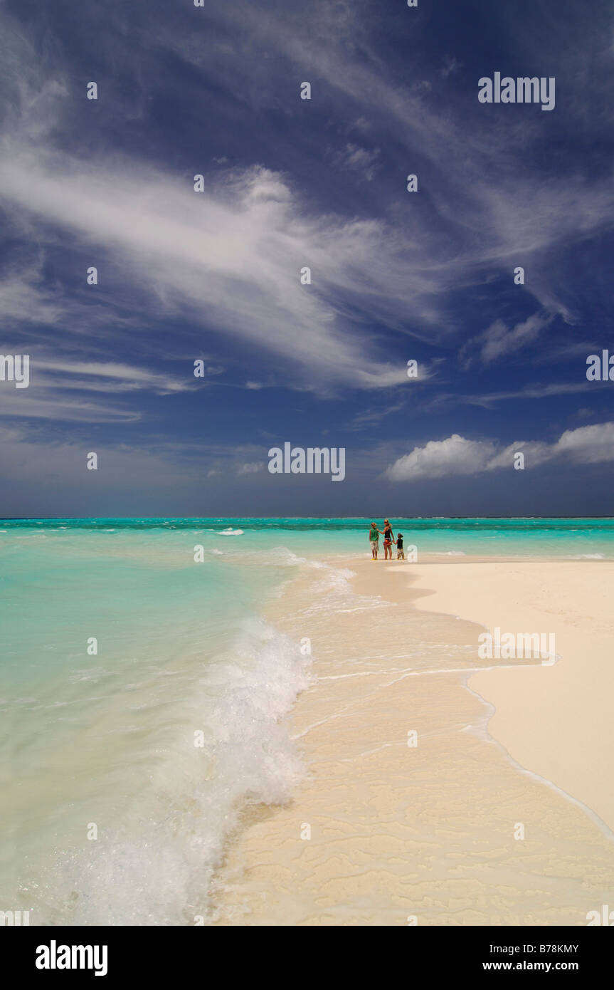 Frau und zwei Kindern am Strand Laguna Resort, Malediven, Indischer Ozean Stockfoto