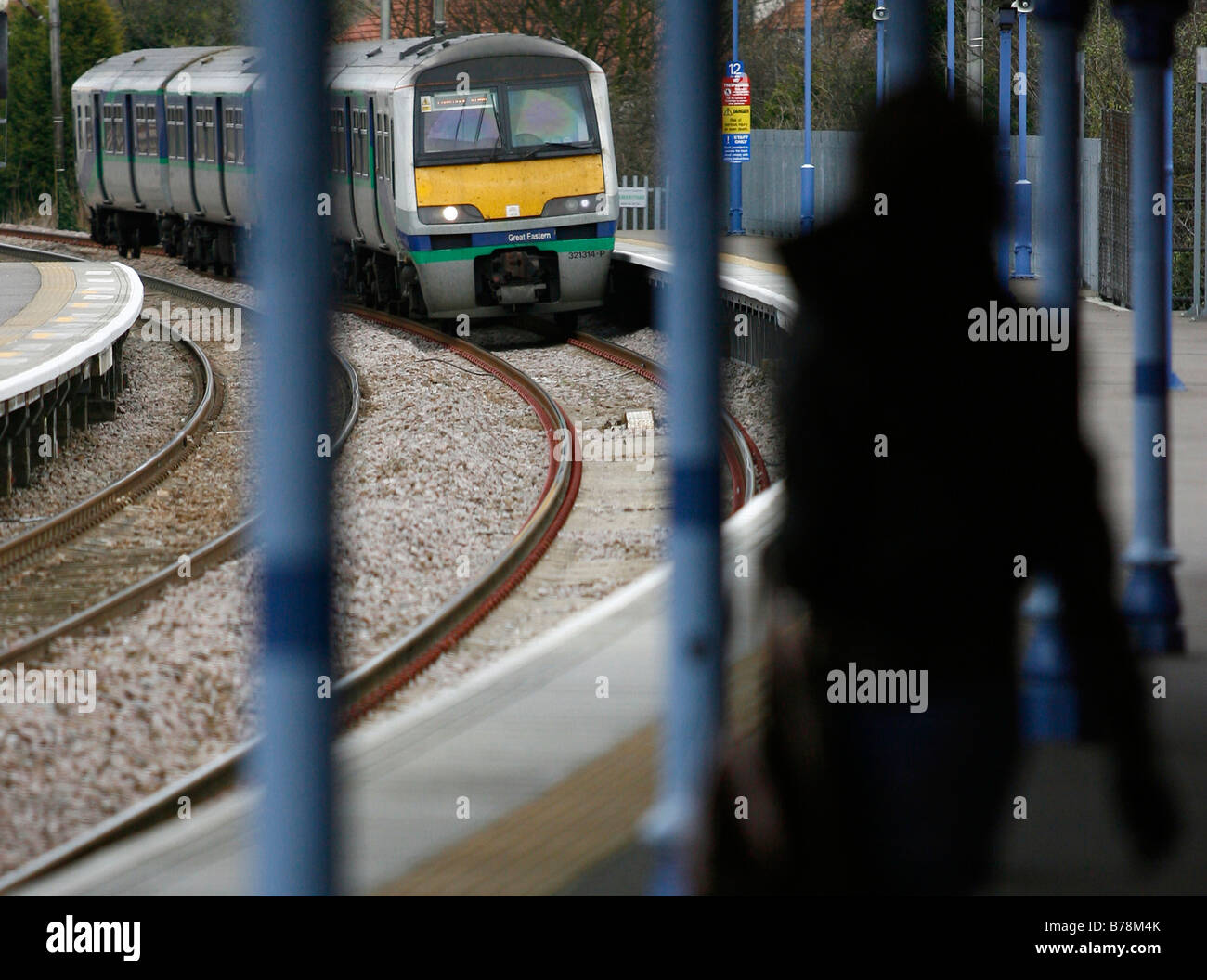 National Express East Anglia Zug zieht in Rayleigh-Station in Essex. Stockfoto