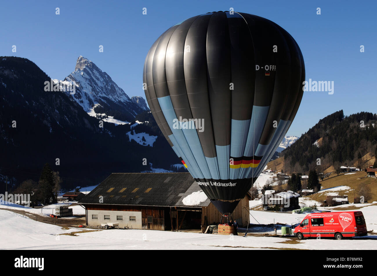 Heißluft-Ballon vor dem start in Gstaad, Westalpen, Berner Oberland, Schweiz,  Europa Stockfotografie - Alamy