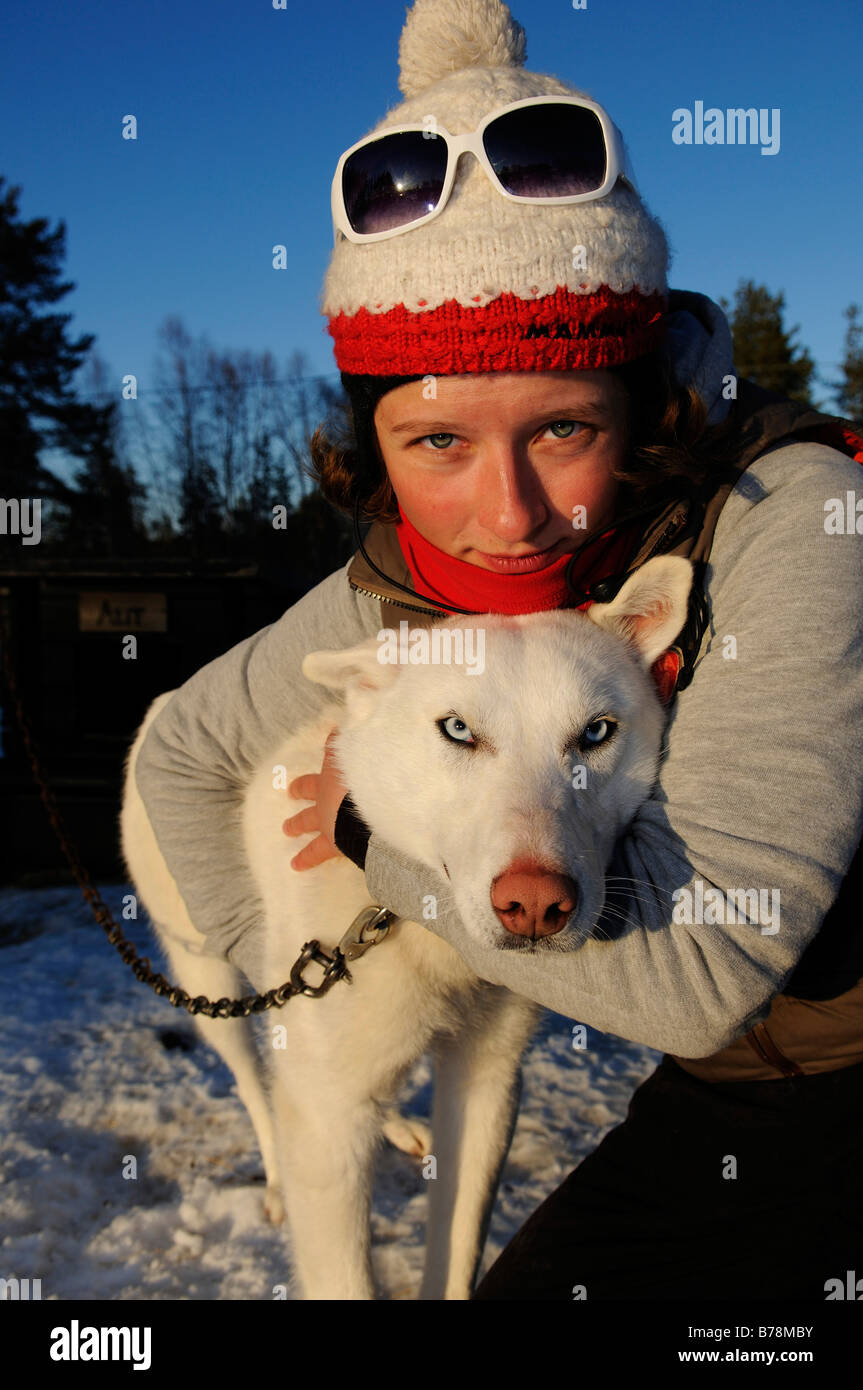 Frau mit Husky auf einem Schlitten Hund-Tour in der Nähe von Melkefoss, Finnmark, Lappland, Norwegen, Skandinavien, Europa Stockfoto