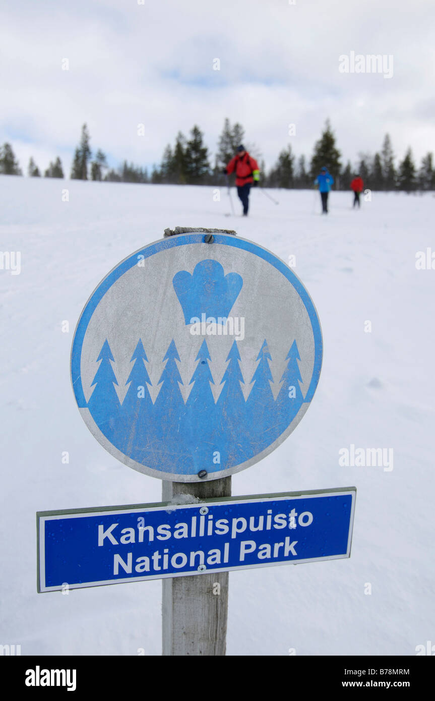 Ski nordisch, Langläufer, unterzeichnen unter Angabe Kansallispuisto Nationalpark, Kiilopaeae, Ivalo, Lappland, Finnland, Europa Stockfoto