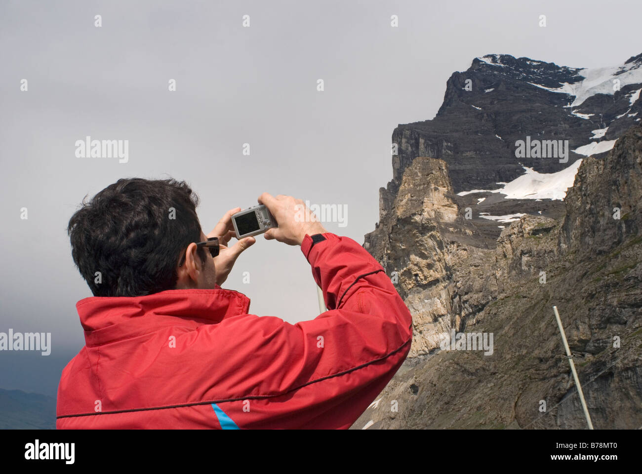 Tourist unter Bild zum Eiger Berg, Schweiz Stockfoto