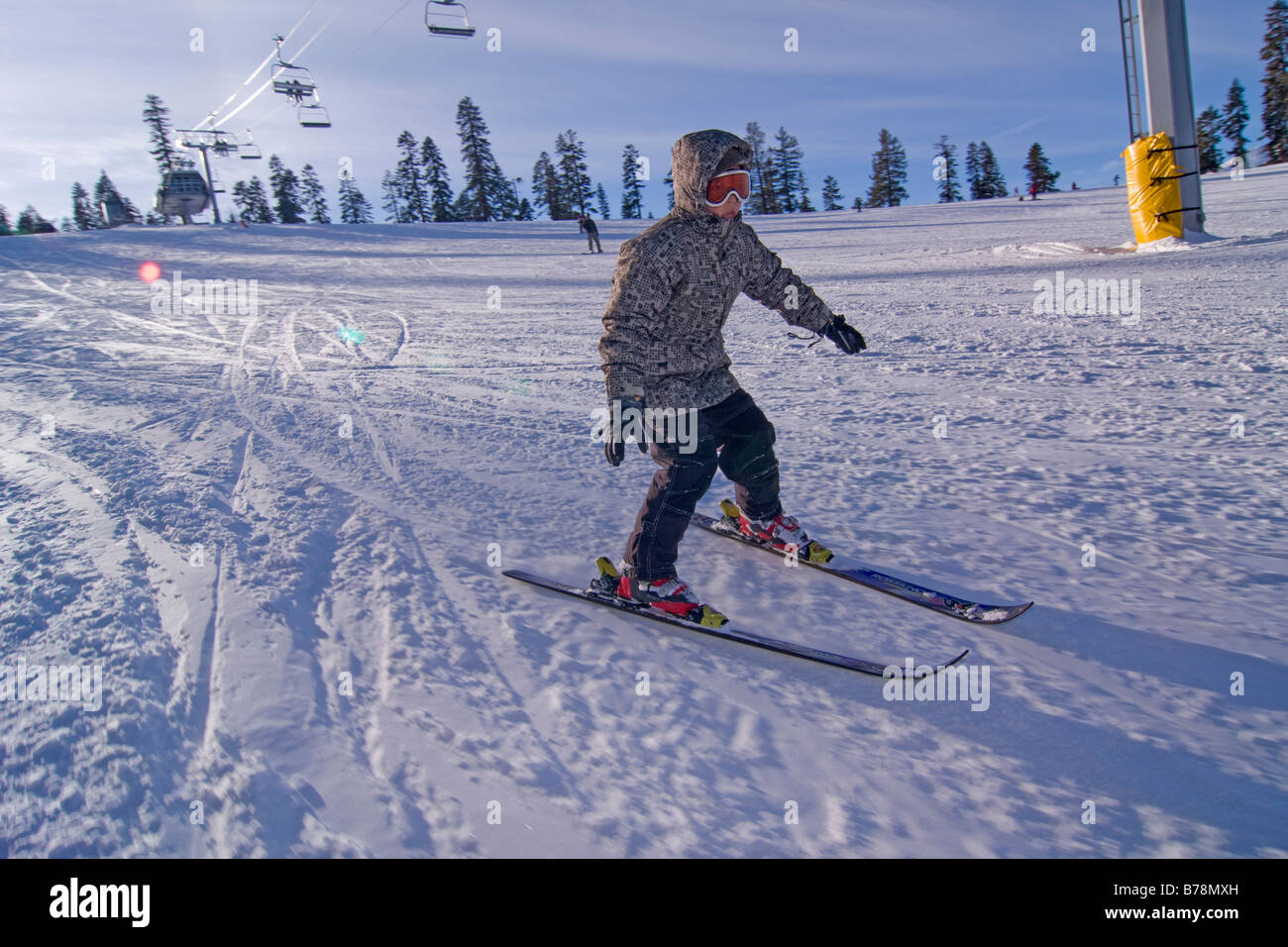 Ein Junge, Skifahren in der Sierra in Tahoe Ski Resort in der Nähe von Lake Tahoe in Kalifornien Stockfoto
