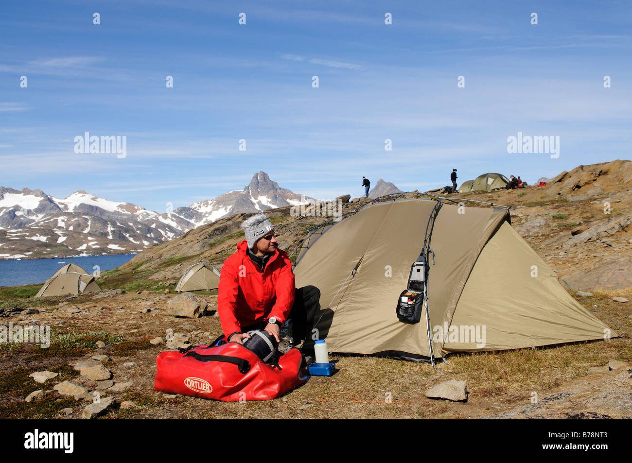 Trekker, Zelt, camping im Ikasartivaq-Fjord, Ostgrönland, Grönland Stockfoto