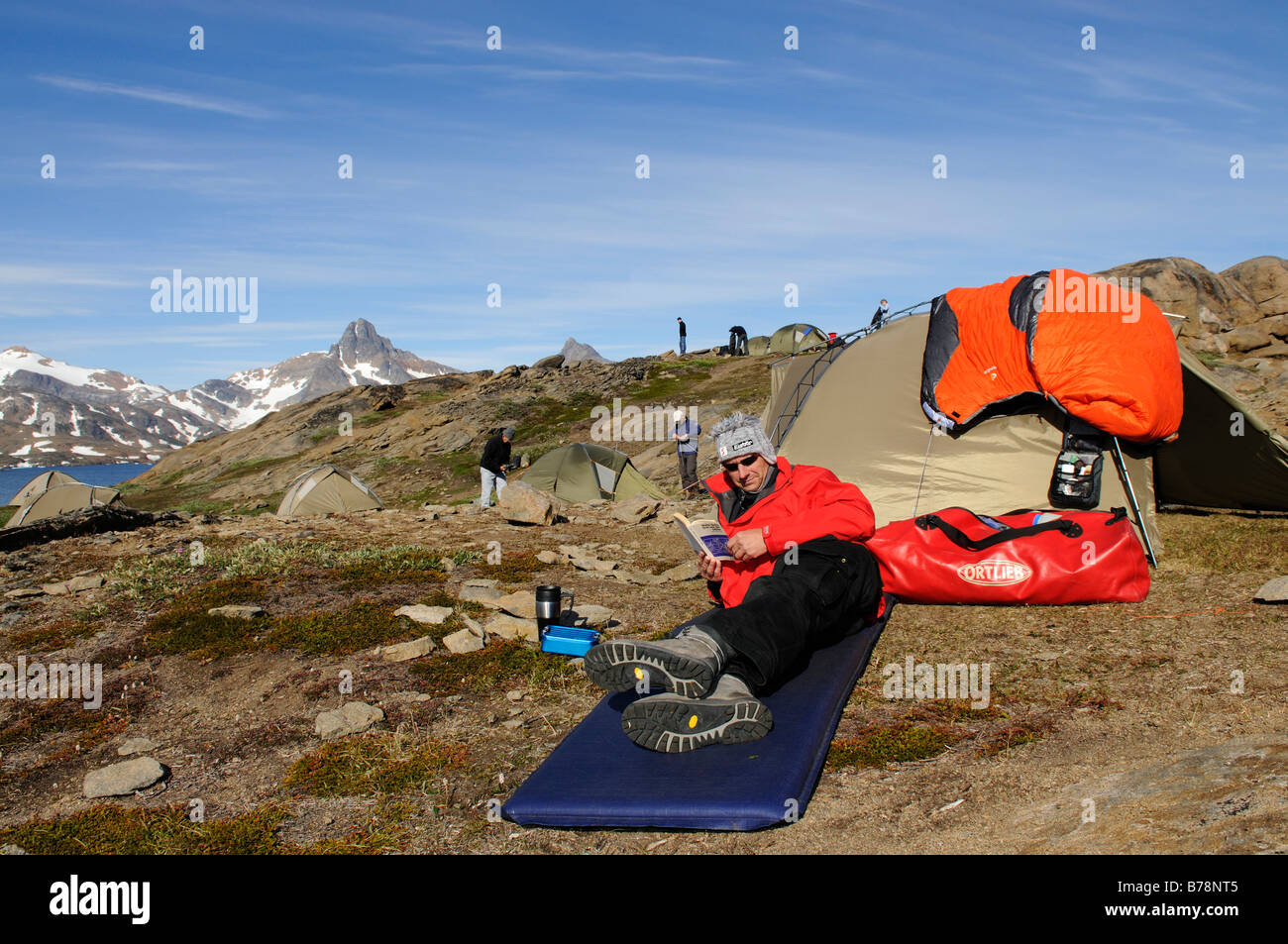Trekker, Zelt, camping im Ikasartivaq-Fjord, Ostgrönland, Grönland Stockfoto