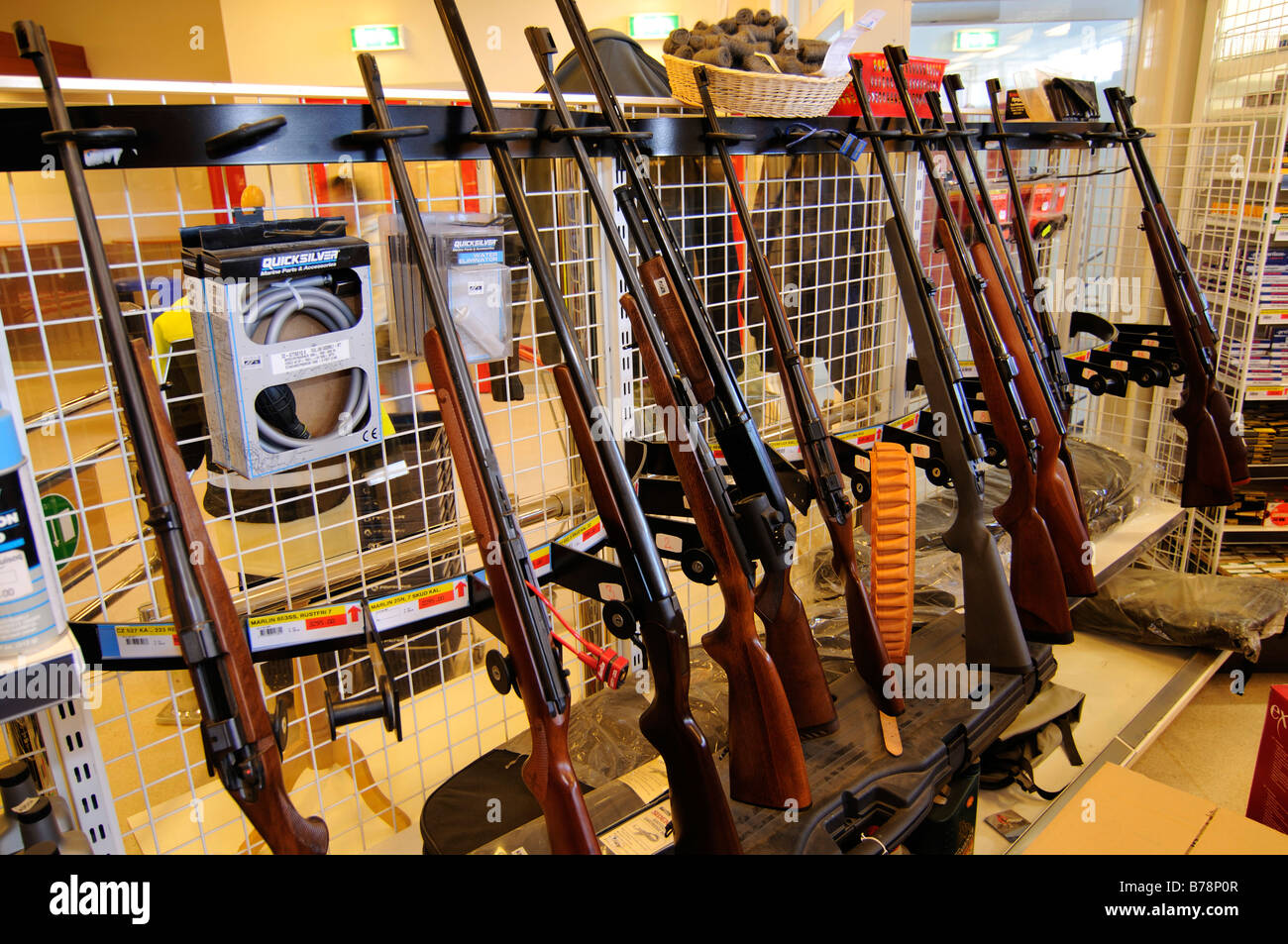 Schossen Sie mit Gewehren im Tasiilaq Supermarkt, Ammassalik, Ostgrönland, Grönland Stockfoto