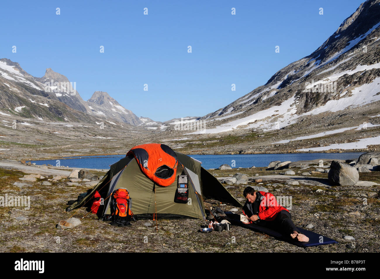 Trekker, Zelten im Ikasartivaq-Fjord, Ost-Grönland, Grönland Stockfoto