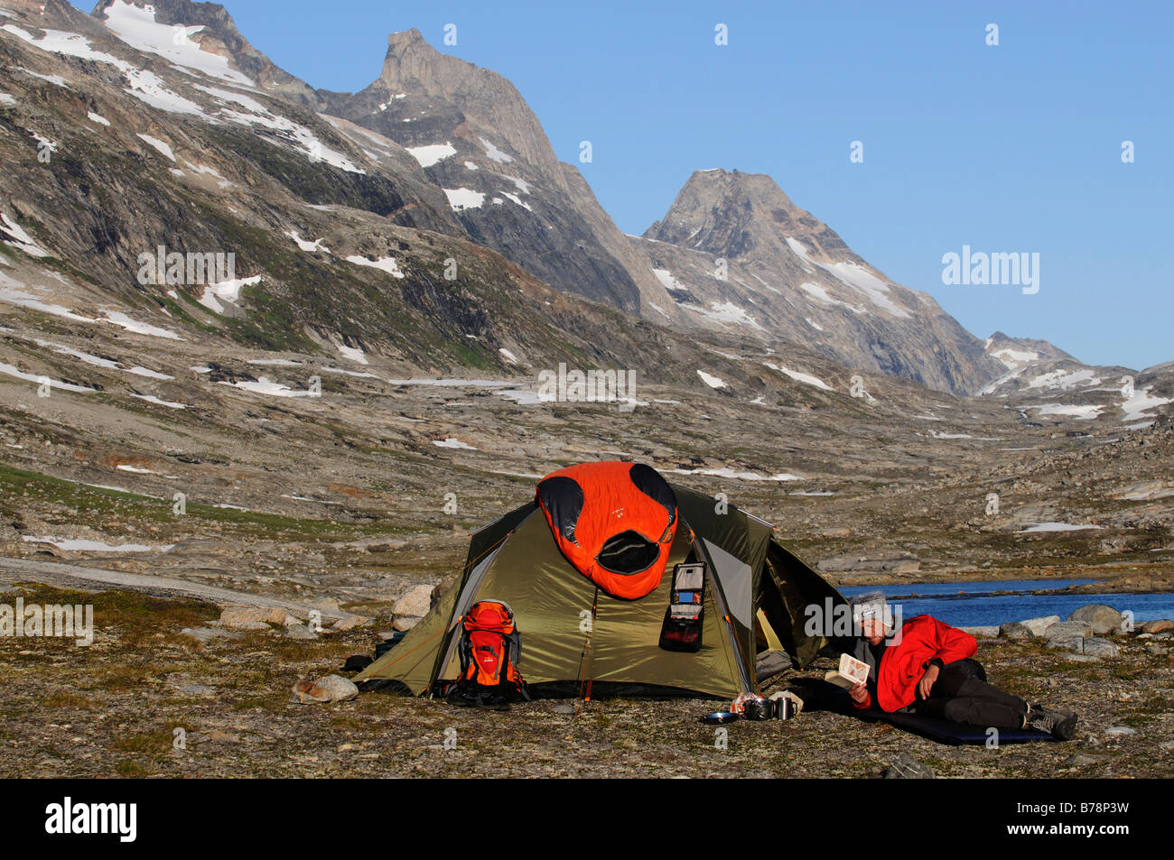 Trekker, Zelten im Ikasartivaq-Fjord, Ost-Grönland, Grönland Stockfoto