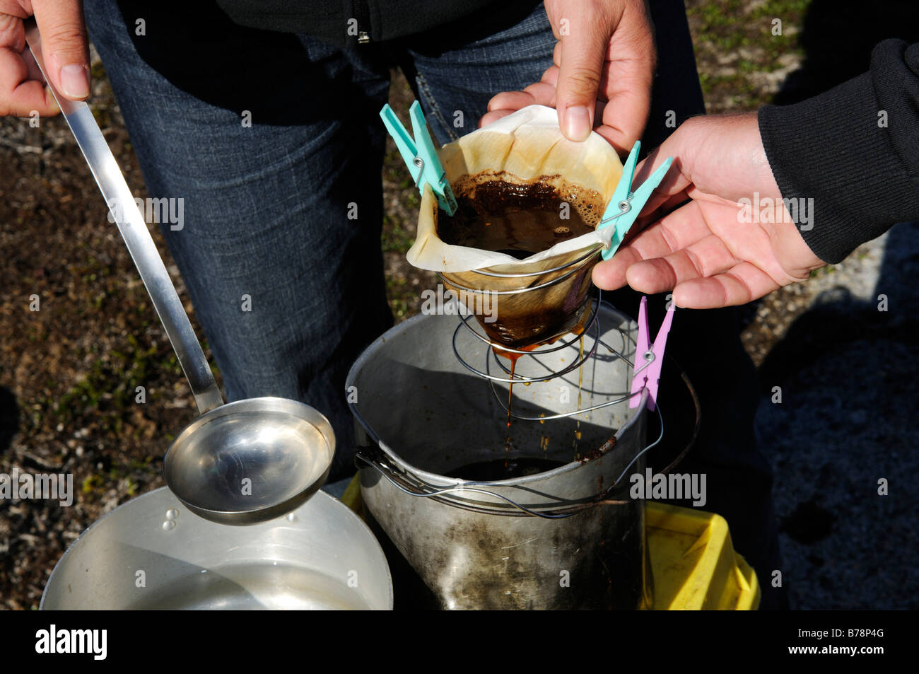 Kaffeefilter, Kaffee kochen, Küche, Sermilik Fjord, camping Ost-Grönland, Grönland Stockfoto