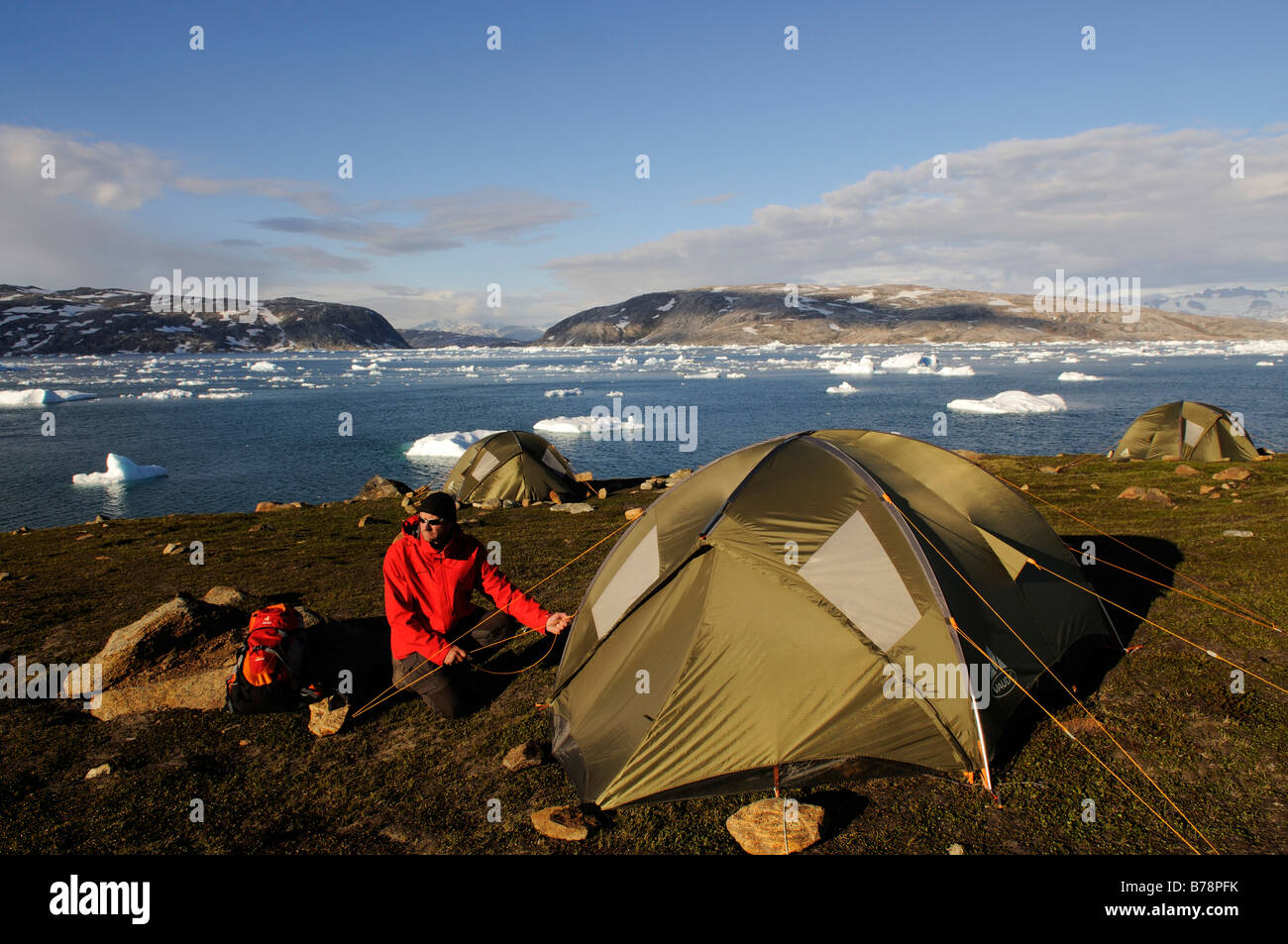 Trekker und Zelte, camping in Johan Petersen Fjord, Ostgrönland, Grönland Stockfoto