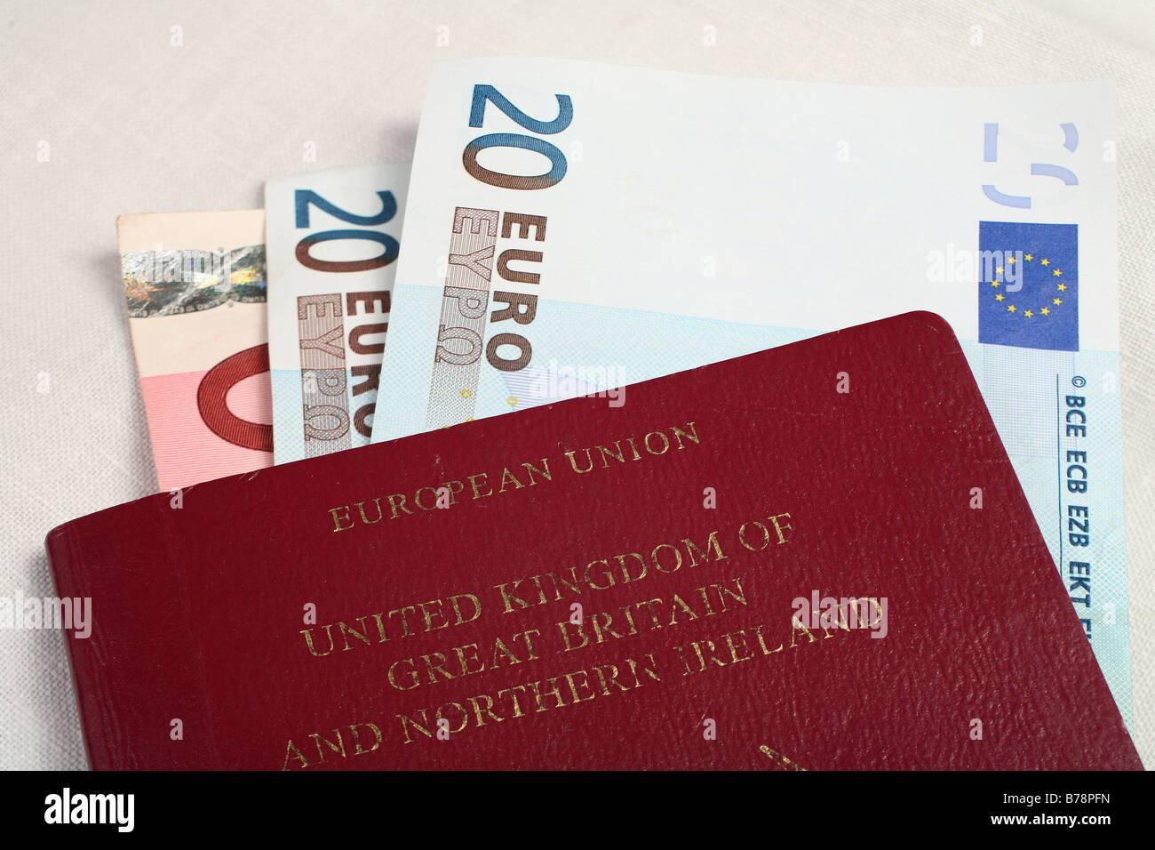 Einen britischen Pass mit Banknoten der Europäischen Union, als Symbol für Reisen in Europa. Stockfoto
