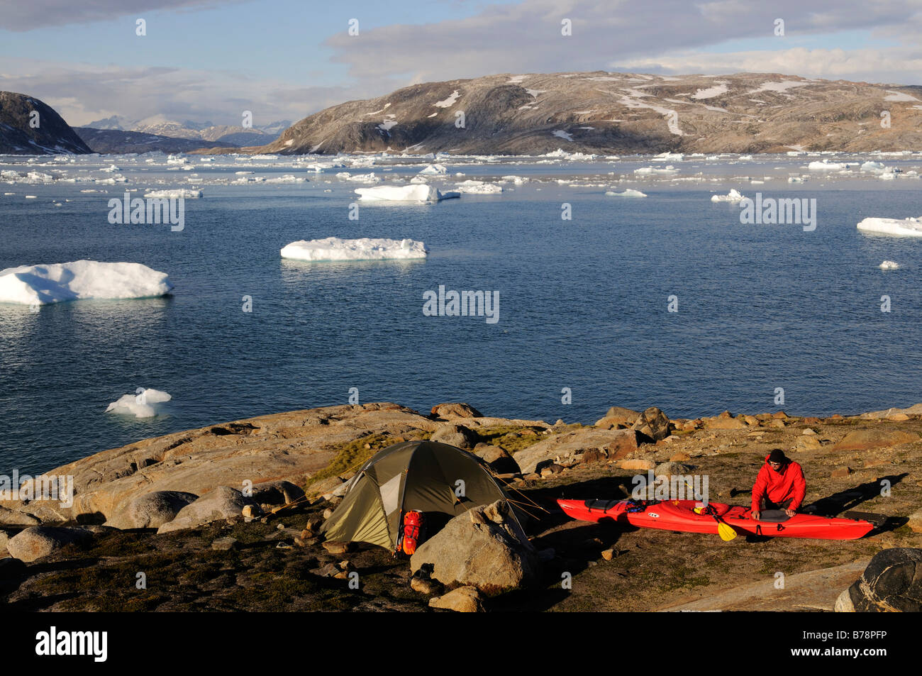 Kajakfahrer camping in Johan Petersen Fjord, Ostgrönland, Grönland Stockfoto