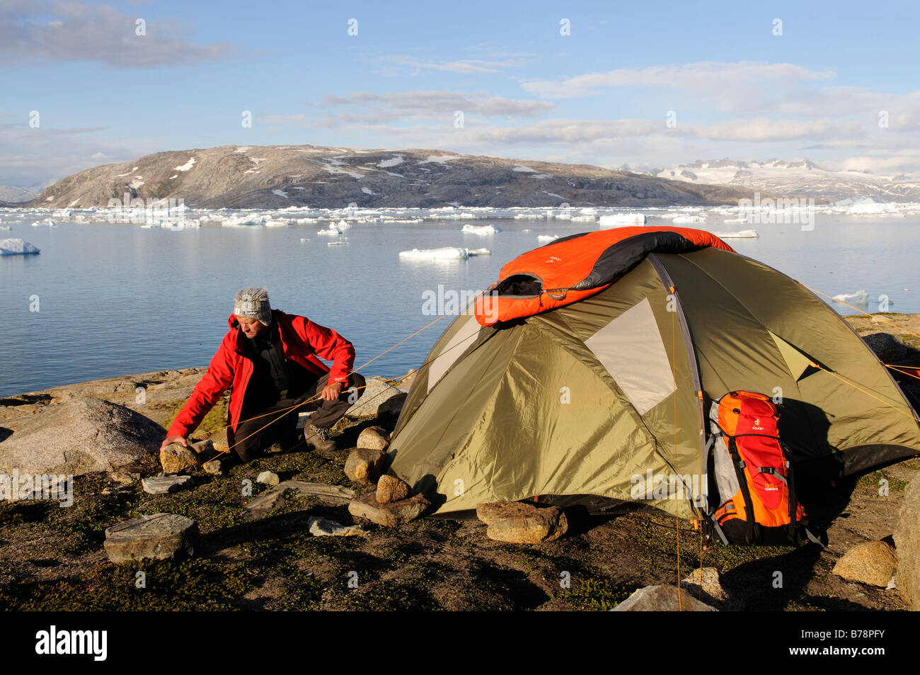 Trekker und Zelten in Johan Petersen Fjord, Ostgrönland, Grönland Stockfoto