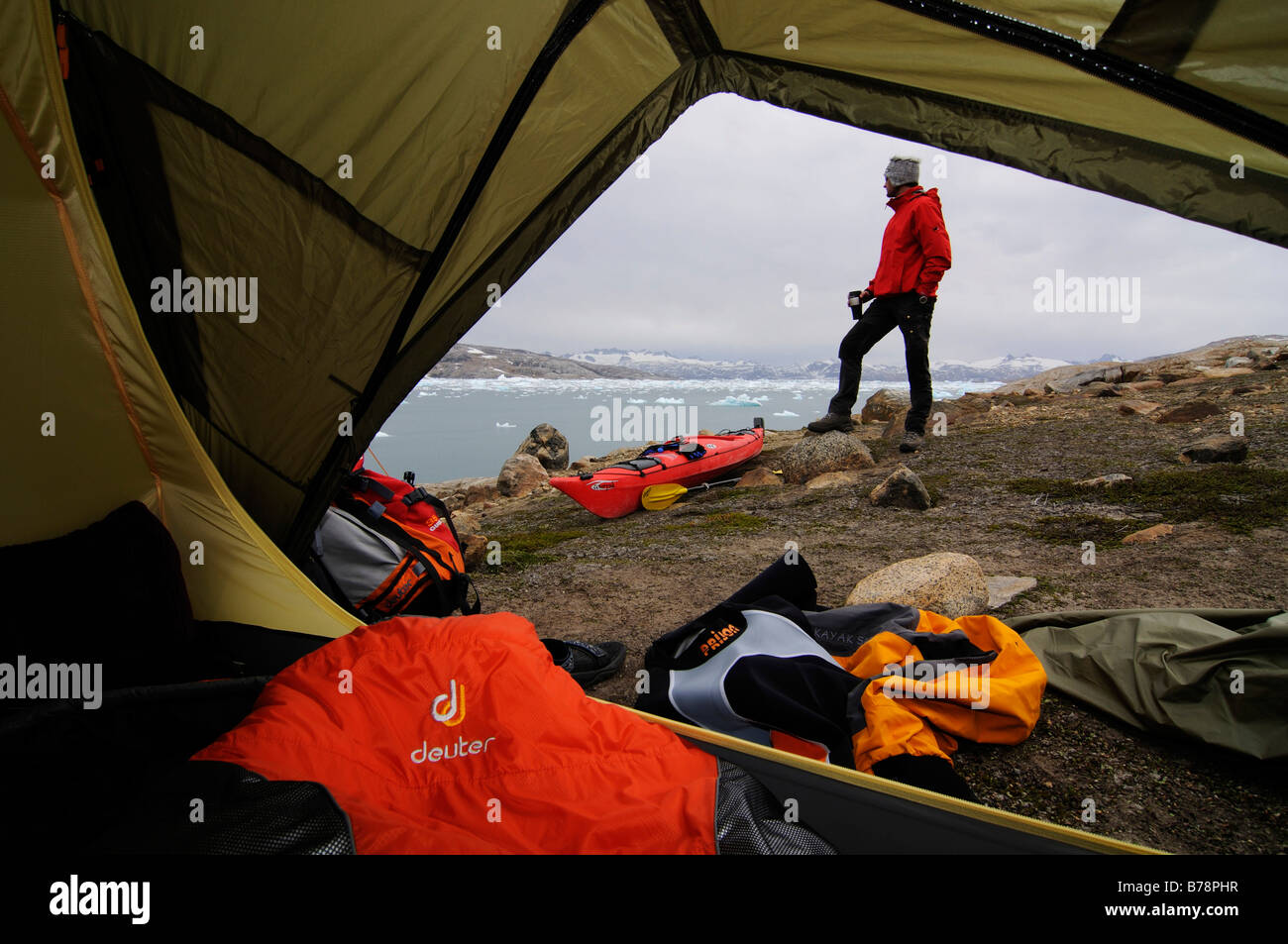 Kajakfahrer camping in den Johan Petersen Fjord, Eisberge, Ostgrönland, Grönland Stockfoto