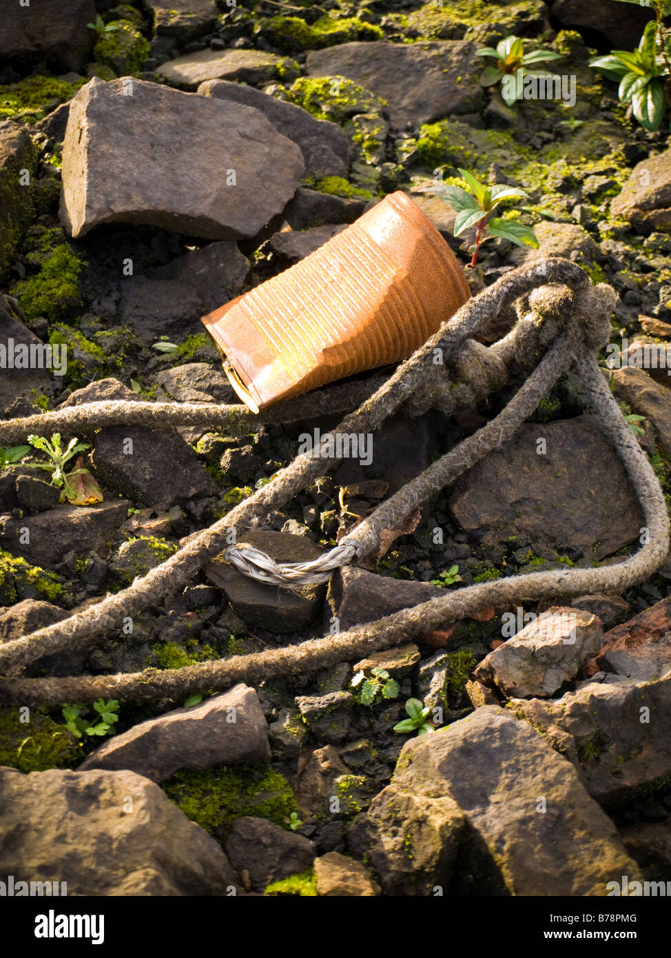 Rostigen Blechdose und alte Seil auf schlammigen Strand Sand Stockfoto