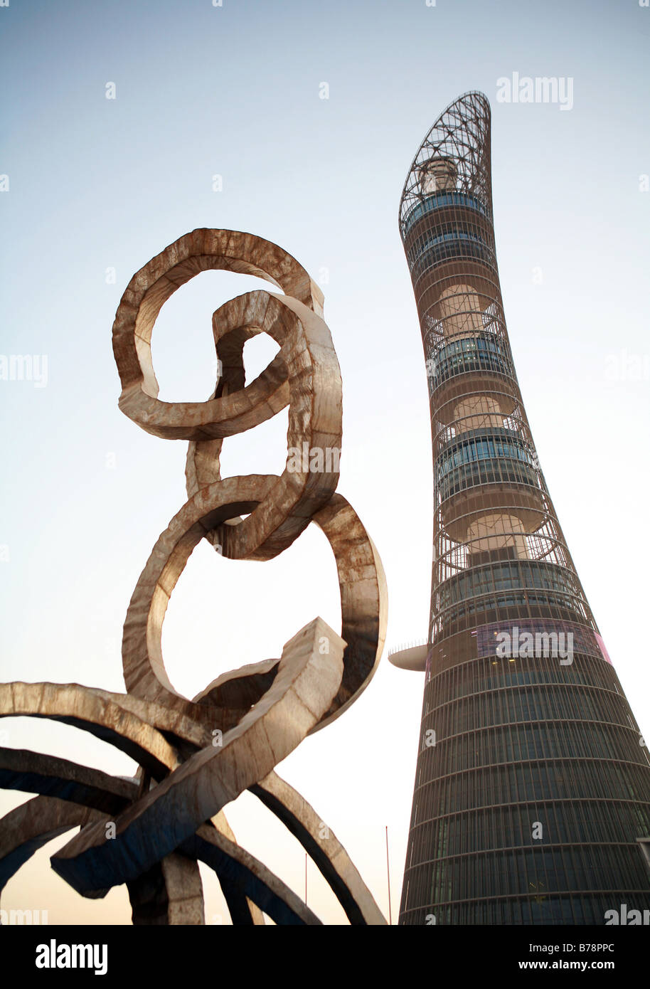 Die Olympischen Ringe in Doha Asian Games 2006 Skulptur gesehen vor dem Brenner-Turm an der Aspire Sportakademie in Doha, Katar. Stockfoto