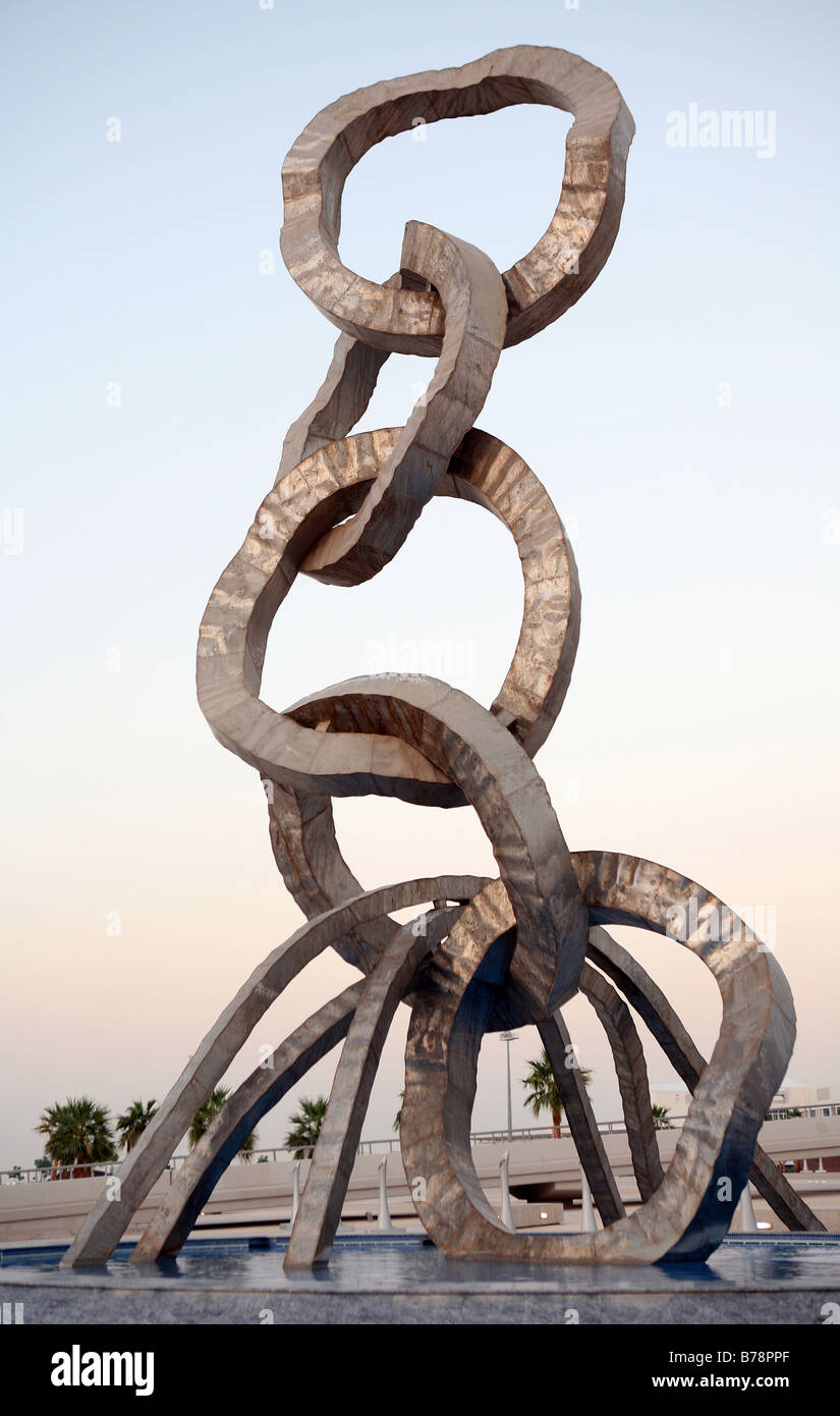 Das Doha Asian Games 2006 Olympische Ringe Denkmal, an der Aspire Sportakademie in Doha, Katar. Stockfoto