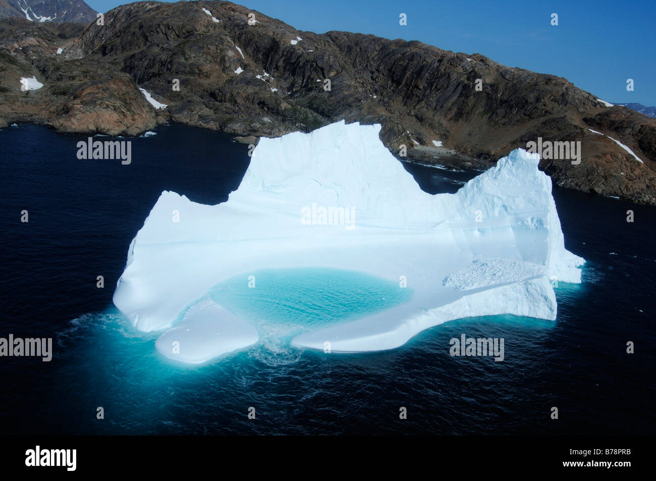 Luftbild der Eisberg mit einem Pool in der Nähe von Ammassalik, Ostgrönland Stockfoto