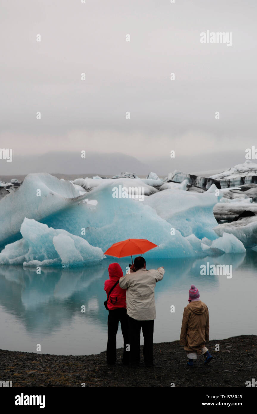 Familie während der Dreharbeiten, Regenschirm, Eisberge, Gletscher, Joekulsarlon, Island, Europa Stockfoto